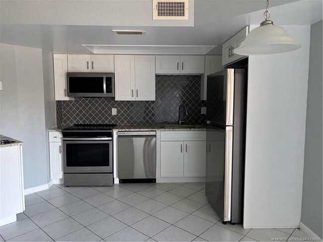 Building Photo - 2041 NE Collins Cir