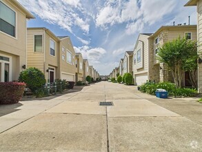 Building Photo - 3805 Center Plaza Dr