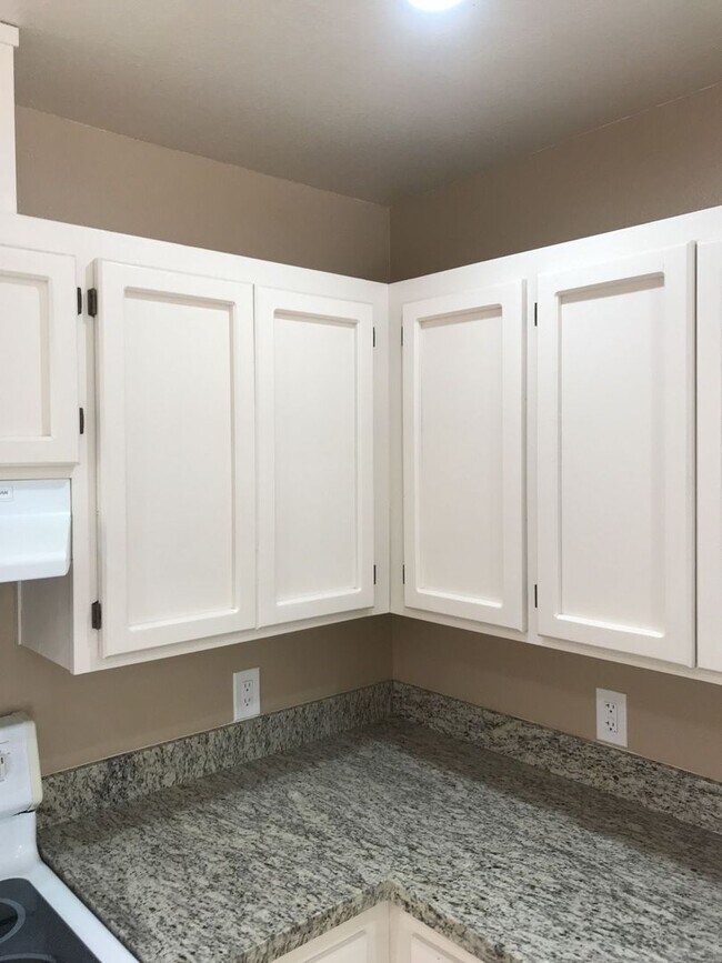 Foto del edificio - Spacious 2BR/1BA Townhome-Central Location