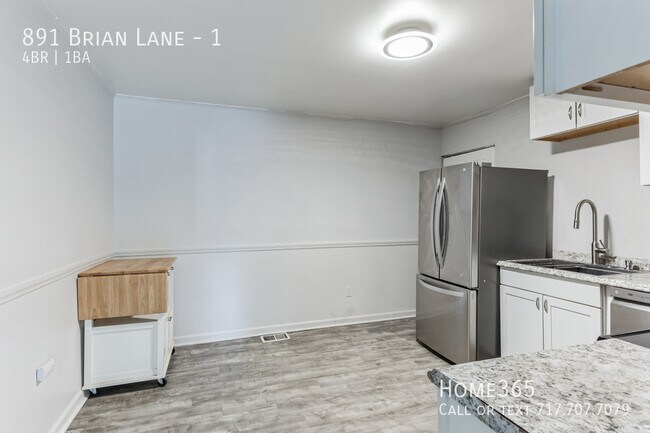 Building Photo - Precious Unit at Forest Park with huge Yard