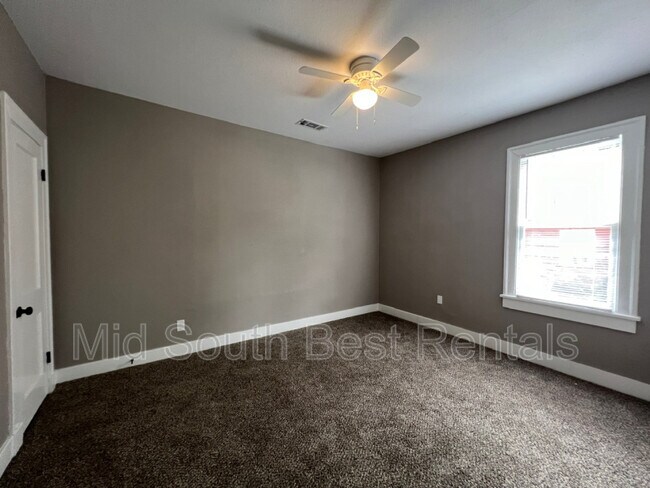 Building Photo - 2586 Larose Ave