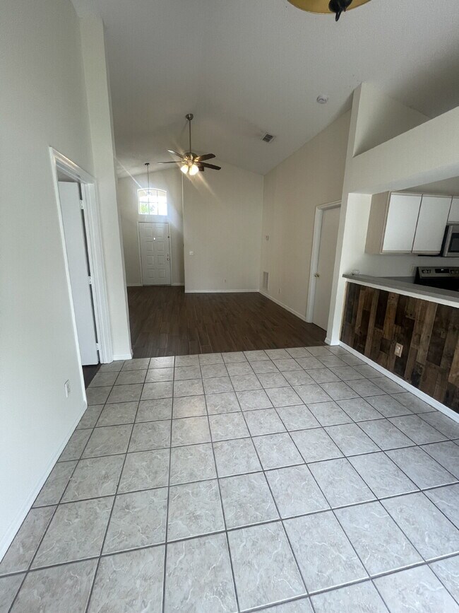 Foto del edificio - 4 Bedroom, 2 Bathroom Home in St. Cloud - Spacious 1612 Sq Ft