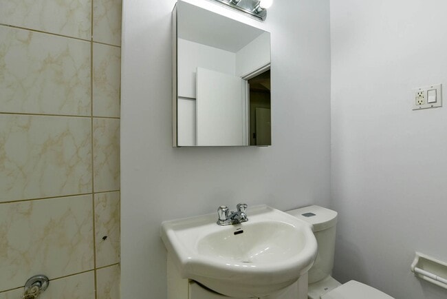 Building Photo - 3250 Av. Van Horne
