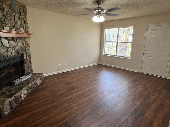 Building Photo - 2BD/1B Duplex