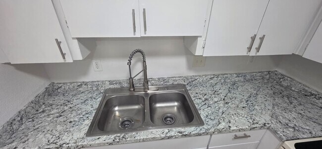 Foto del edificio - 2308 E Broadway Rd