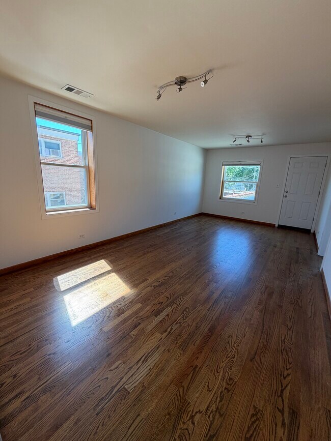 Foto del edificio - 5615 W Irving Park Rd