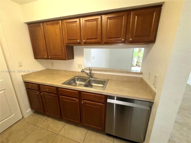 Building Photo - 2950 N Palm Aire Dr