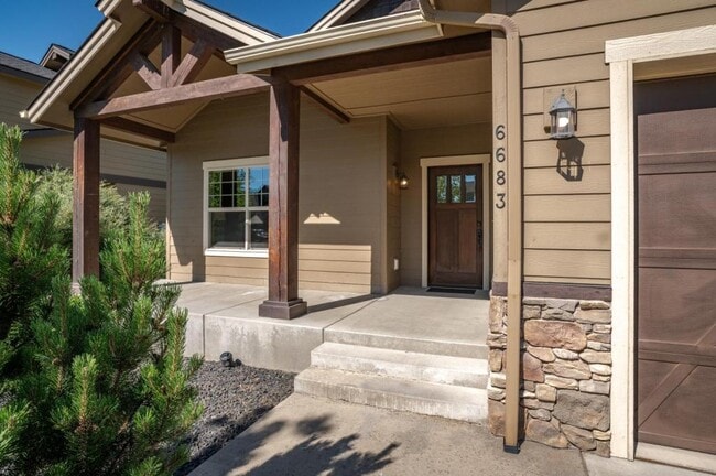 Building Photo - 6683 N Madellaine Dr