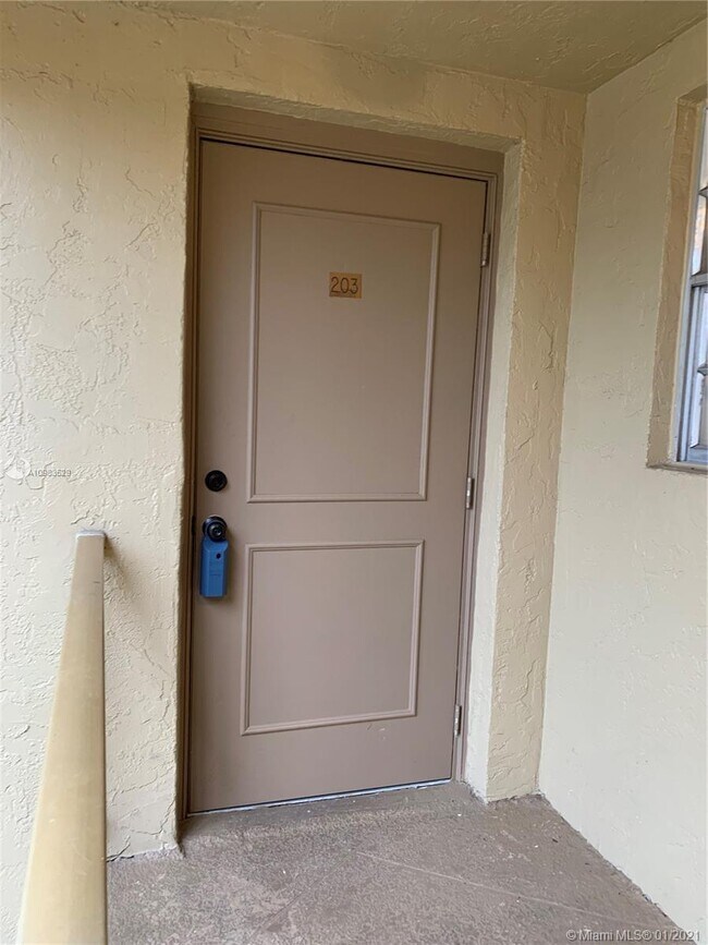 Foto del edificio - 11101 Royal Palm Blvd