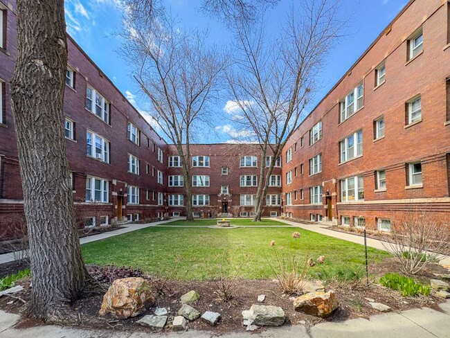 Building Photo - 4714 N Racine Ave