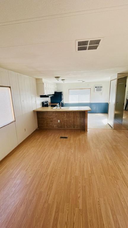 Building Photo - 450 W Thurber Rd