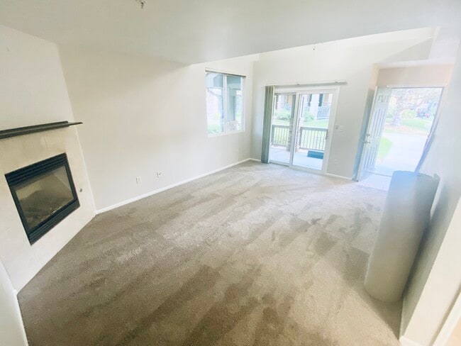 Living Room with fireplace - 2900 Purcell St