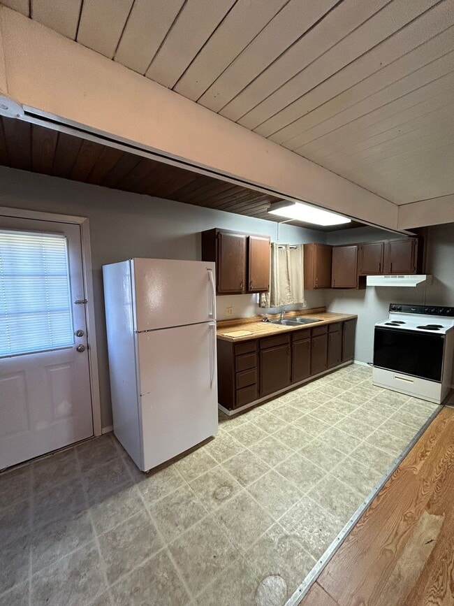 Building Photo - Charming Duplex with Modern Amenities in T...