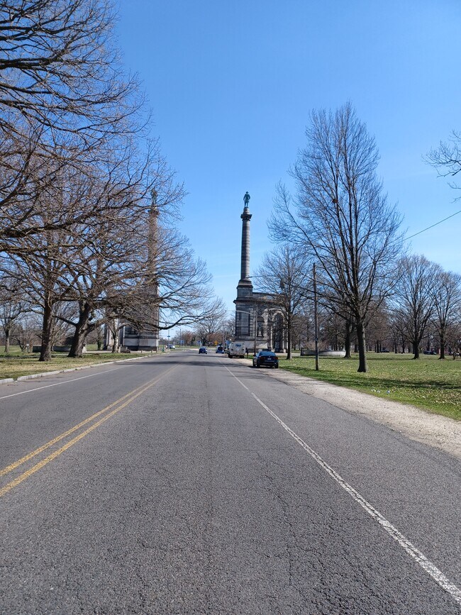 Al otro lado de la calle, los arcos - 1720 Memorial Ave