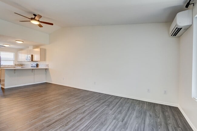 Foto del edificio - 3 bed 2 bath Condo in Town