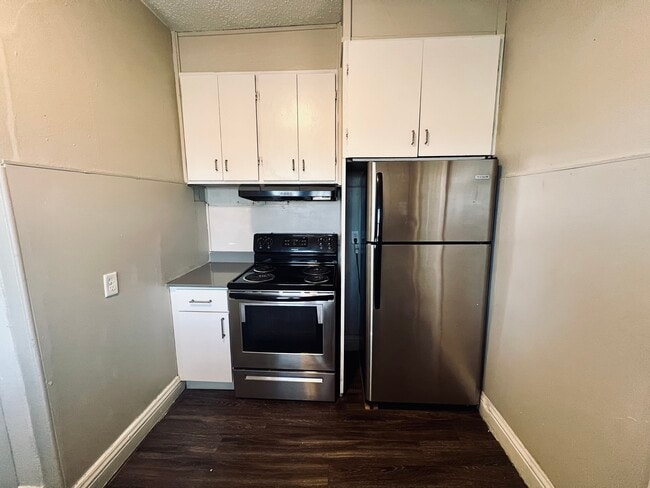 Kitchen - 604 Burton Ave