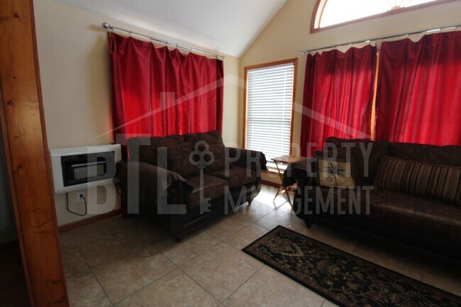 Foto del edificio - 4-bedroom, 3.5-bath home in Kirbyville, MO.