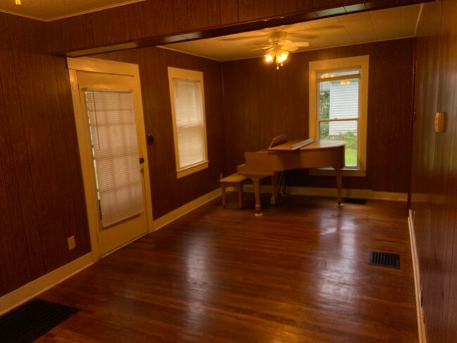 Building Photo - 523 S Swain Ave