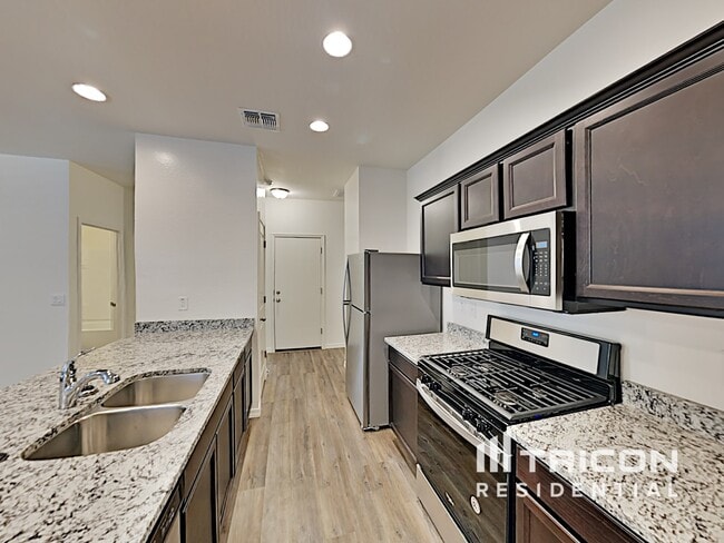 Building Photo - 4627 W Saddlebush Way