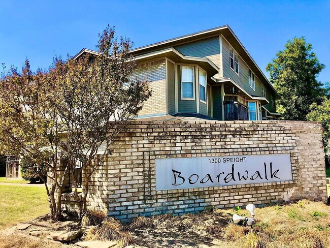 Foto del edificio - Spacious 2 Bed, 2.5 Bath Condo on Speight Ave with Private Porch & Community Pool