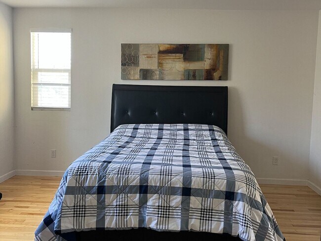Foto del edificio - 3 Bedroom Townhome in Fullerton