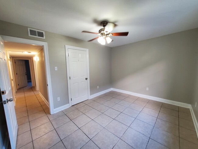 Building Photo - 3509 Golden Dr