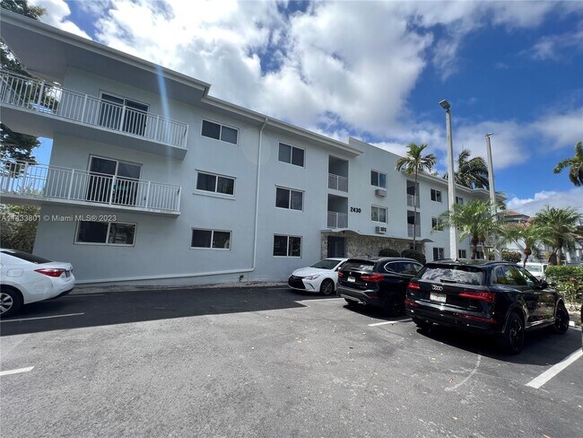 Foto del edificio - 2430 NE 135th St