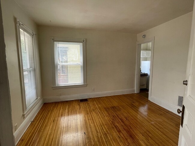 Building Photo - 385 Meigs St