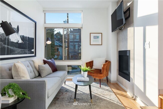 Foto del edificio - Modern 4-Bedroom Townhome in the Heart of ...