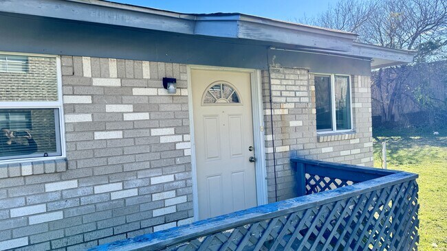 Building Photo - 605 Sunset Ln