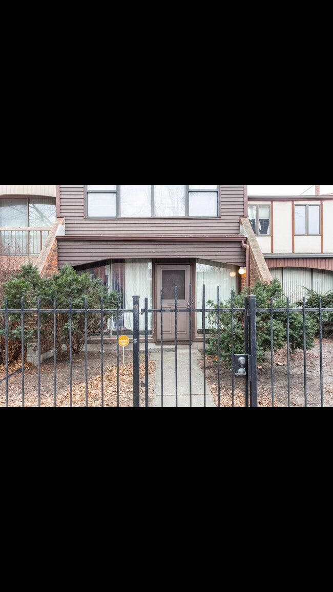 Building Photo - 813 S Laflin St