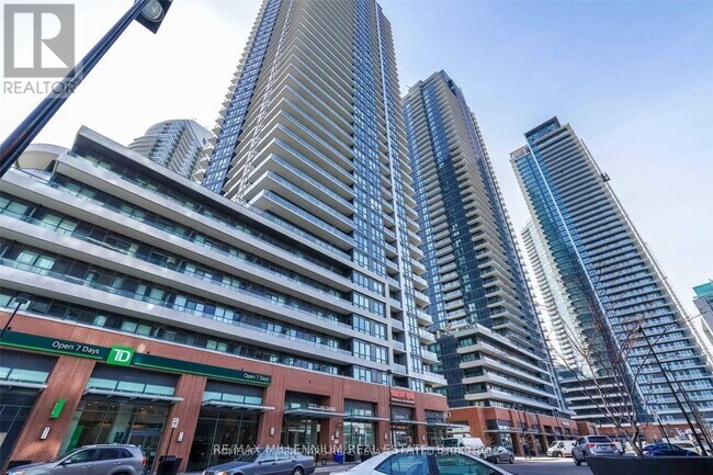 Photo du bâtiment - 2212 Lake Shore Blvd W