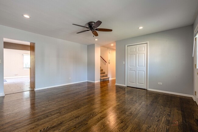 Building Photo - 697 Hickory Dr