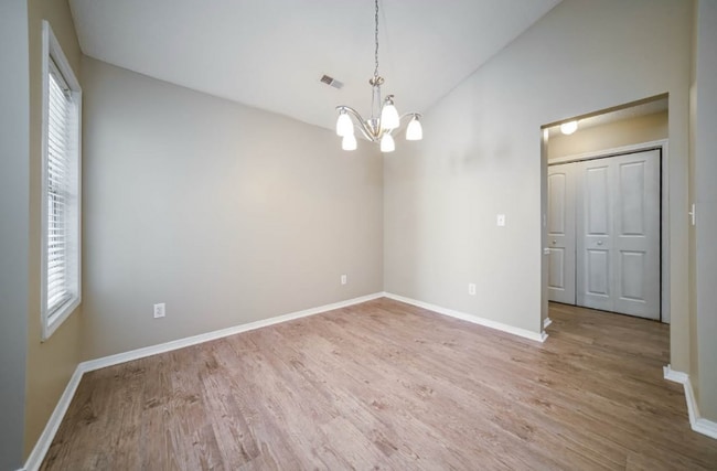 Building Photo - 905 Castlerock Way