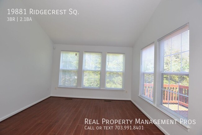 Building Photo - 3 Bedroom End Unit In Riverside Villages F...