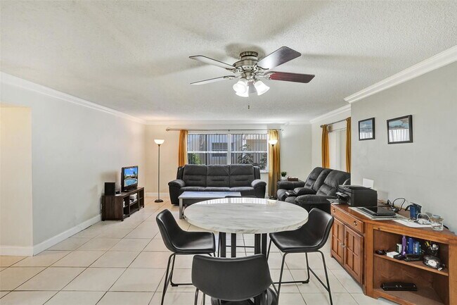Foto del edificio - 12215 Royal Palm Blvd