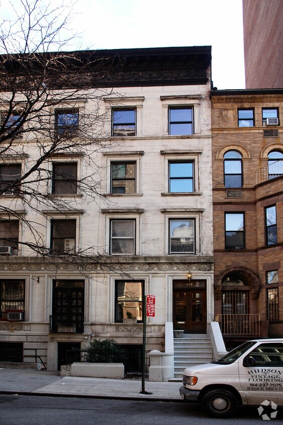 Building Photo - 215 W 71st St