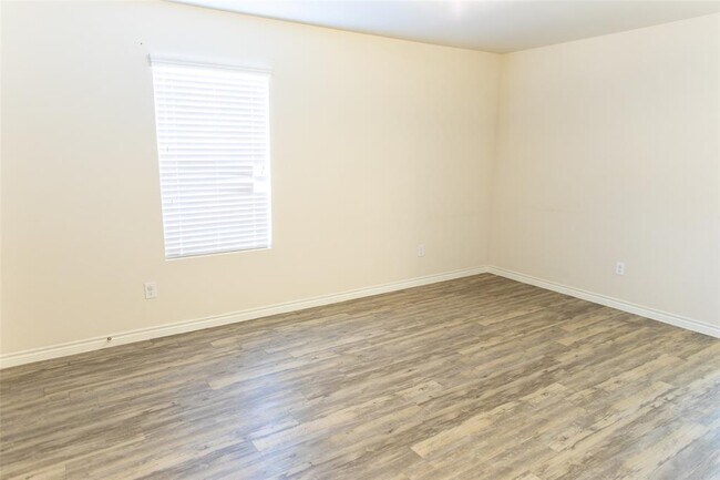 Building Photo - 3941 Tarpon Springs Dr