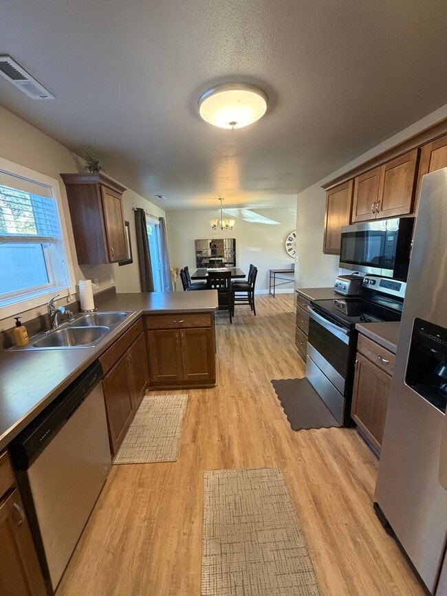 Building Photo - 908 Midway Ln