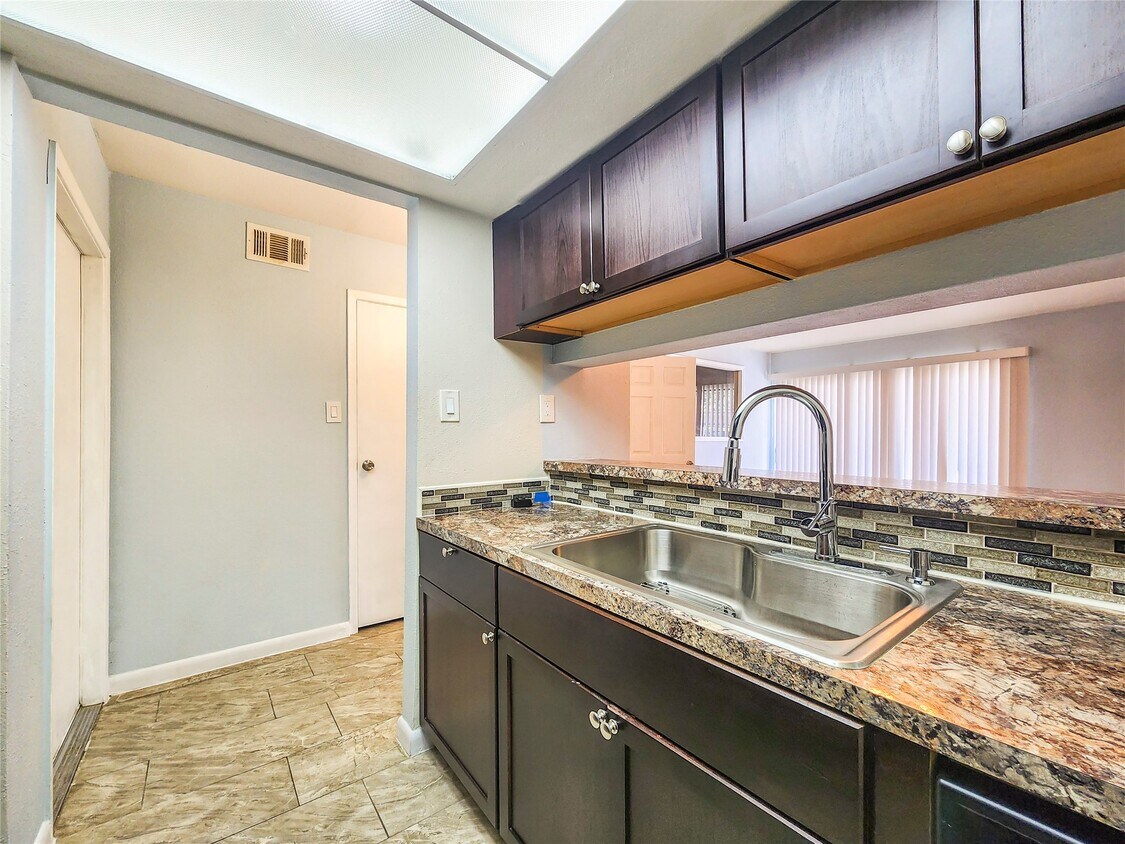 Foto del edificio - 2820 S Bartell Dr