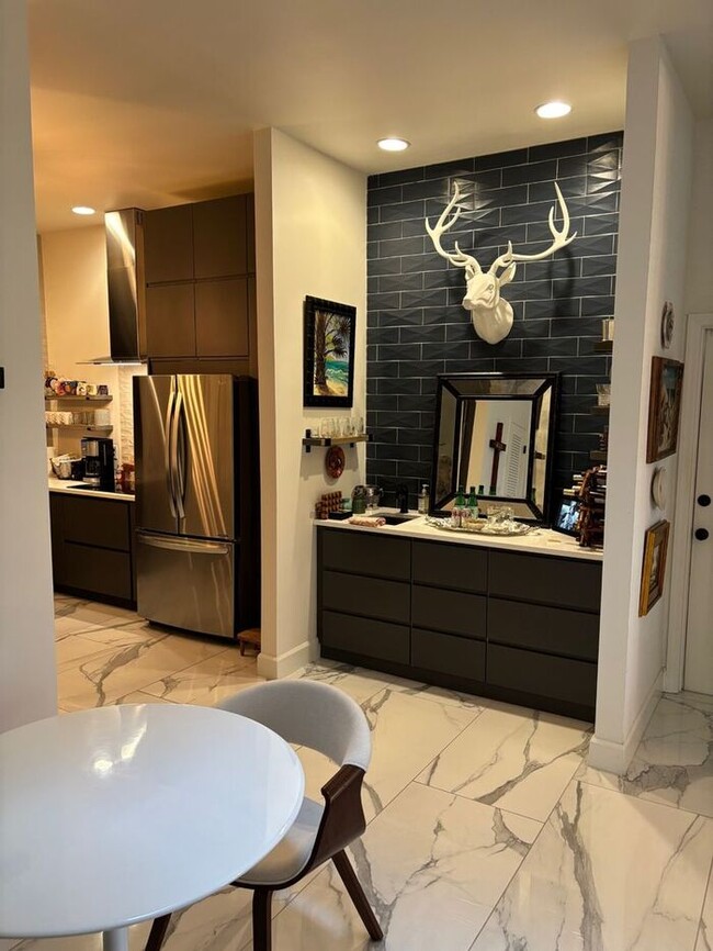 Building Photo - Furnished 2-Bed, 2-Bath Townhouse in Orlan...