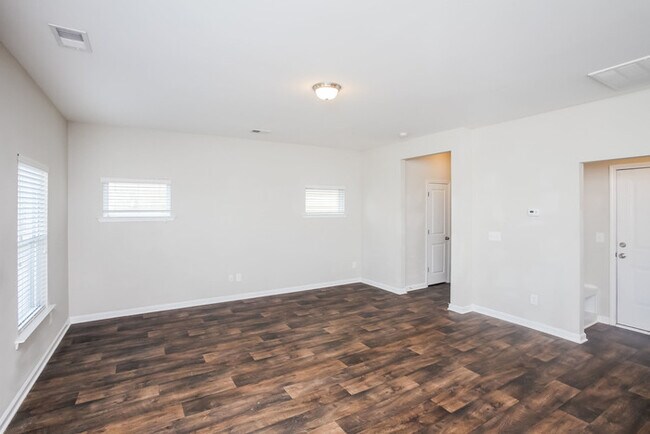 Foto del edificio - Located in the Burnside Farms Neighborhood...
