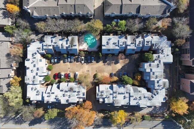 Foto del edificio - **PERFECTLY SITUATED TOWNHOME IN GREEN HIL...