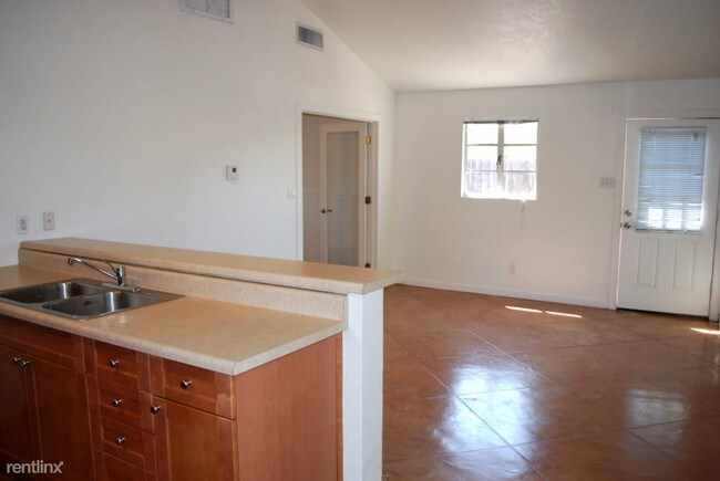 Foto del edificio - 1 br, 1 bath House - 2910 E Seneca St # 2