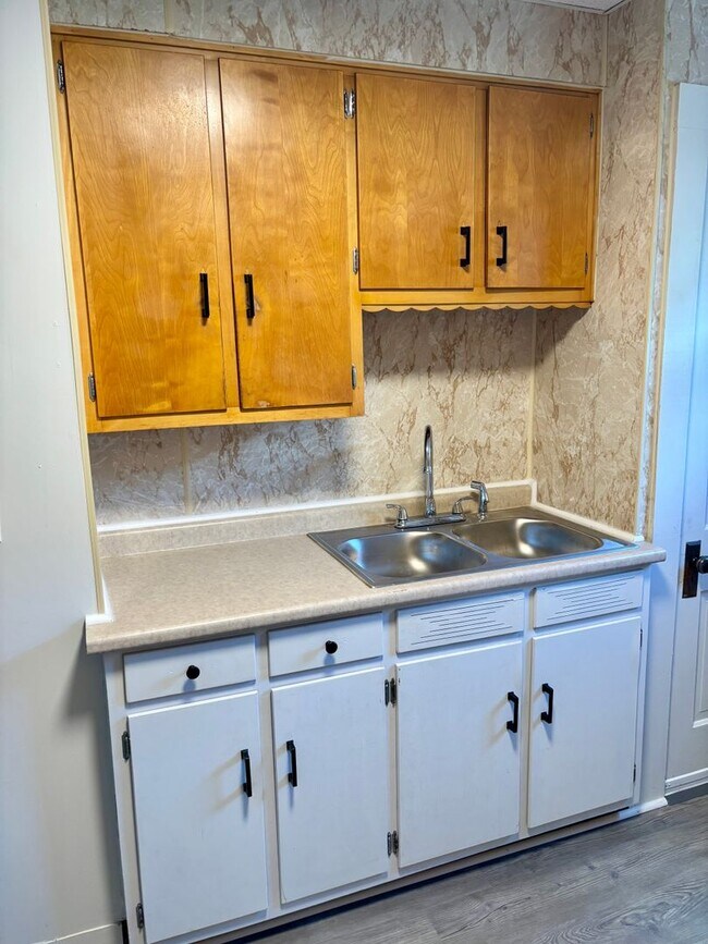 Foto del edificio - Check Out This 4-Bed/1-Bath House in Bluff...