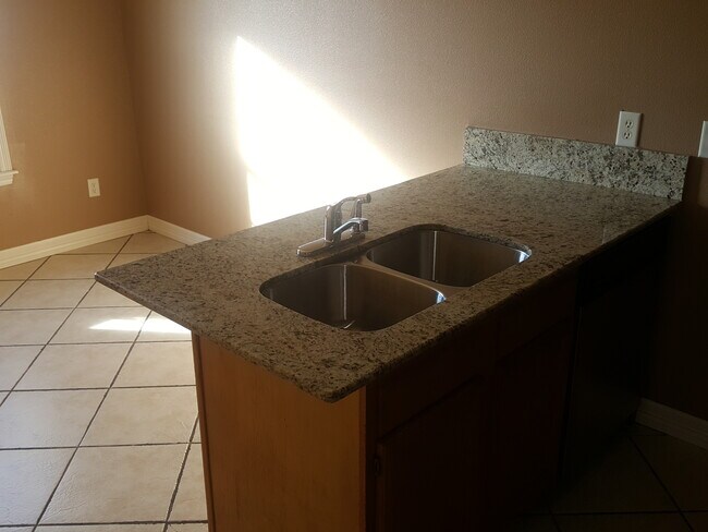 Foto del edificio - 4702 Southwest Golden Eagle Avenue