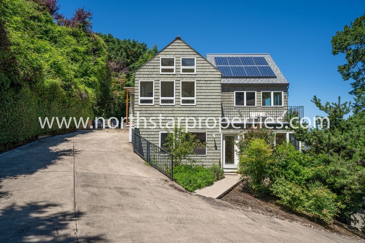 Primary Photo - Stunning Views Close in NW Portland