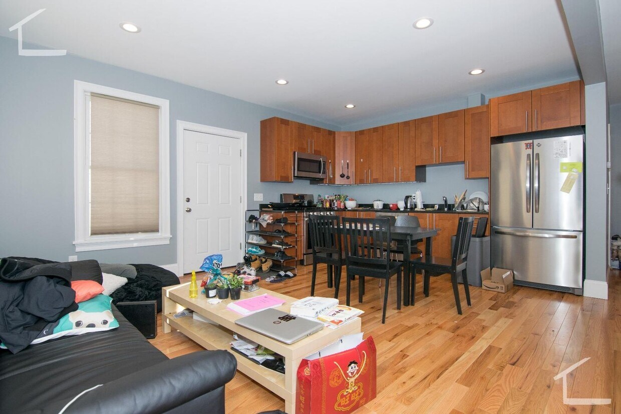 Building Photo - Huge 4 bed duplex next to BU for the upcom...