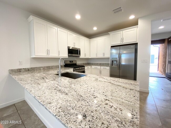 Building Photo - 2624 W Huntington Dr