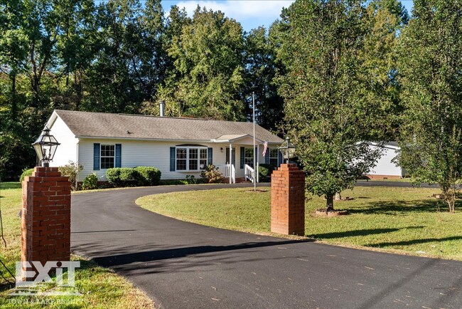 Building Photo - 3 Bed, 2 Bath Home in Tanglewood Shores